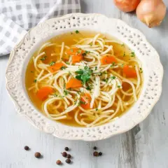 Pyszny rosół z makaronem i marchewką. Zastanawiasz się, ile kcal ma rosół z makaronem? Ta porcja to idealna, lekkostrawna przekąska.