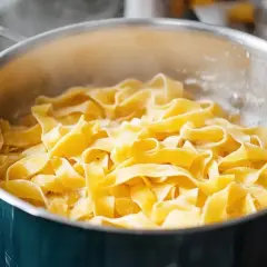 Szeroki makaron tagliatelle gotuje się w bulgoczącej wodzie. Tak właśnie wrzuca się makaron do gotującej wody, by był idealnie al dente.
