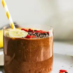 Pyszny koktajl na anemię z bananem, jagodami goji i nasionami chia. Idealny na zdrowe śniadanie.