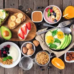 5 pomysłów na szybkie śniadanie: tosty z awokado i jajkiem, bananowe, z truskawkami, owsianka, smoothie bowl i jajecznica.