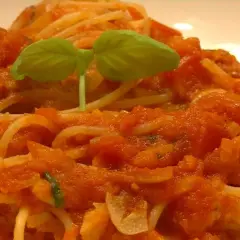Szybkie spaghetti z przecierem pomidorowym - prosty przepis na obiad