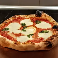 Pyszna pizza Guseppe 4 sery z rozpływającym się serem mozzarella i świeżą bazylią, prosto z pieca.