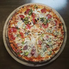 Pyszna pizza z salami, pieczarkami, korniszonami i kukurydzą. Idealna na wieczór, choć warto pamiętać o jej pizza kcal.