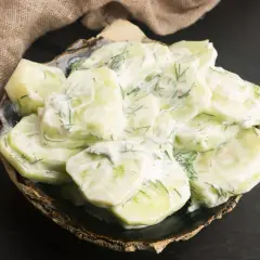 Mizeria z ogórków w kremowym sosie z koperkiem. Idealna na lato, prosta do zrobienia.