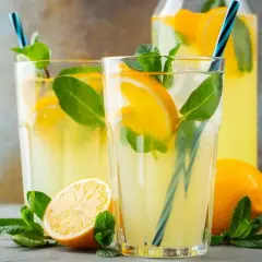 Orzeźwiająca lemoniada z cytryną i miętą, idealna na upalne dni. Prosty przepis, jak zrobić lemoniadę, by poczuć smak lata.