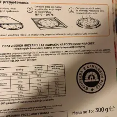 Jak długo piec pizzę Giuseppe? Instrukcja mówi: 10 minut w 180-200°C, do roztopienia sera i zarumienienia ciasta.