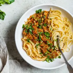 Porcja spaghetti z sosem z soczewicy i warzyw. Zastanawiasz się, ile węglowodanów ma makaron?