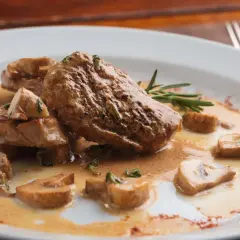 Pyszne bitki wieprzowe w sosie grzybowym, jak u Ani z "Ania Gotuje". Aromatyczne, soczyste mięso z dodatkiem pieczarek i rozmarynu.