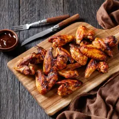 Chrupiące skrzydełka z grilla, idealne do maczania w sosie BBQ. Ta marynata do skrzydełek na grilla sprawi, że będą soczyste i aromatyczne.
