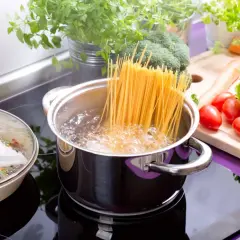 Ile makaronu spaghetti na 4 osoby? Odpowiednia ilość na idealny posiłek
