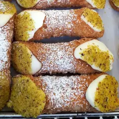 Pyszne cannoli, idealne na deser. Chrupiąca rurka z kremem i pistacjami. Zobacz nasz cannoli przepis!