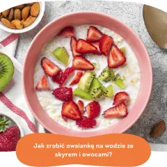 Pyszna owsianka z owocami: truskawkami i kiwi, podana w różowej miseczce. Obok migdały i łyżka.