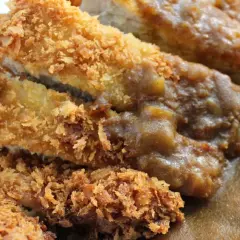 Chrupiący kurczak po japońsku, polany gęstym sosem curry, podany z ryżem. Pyszne danie!