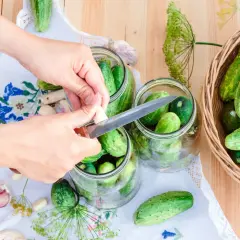 Przygotowanie ogórków małosolnych: krojenie czosnku do słoików. Kluczowe jest ile soli na litr wody do ogórków małosolnych.