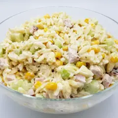 Pyszna sałatka z makaronem orzo, kukurydzą, szynką i ogórkiem, polana kremowym sosem. To najlepsza sałatka z makaronem na każdą okazję!