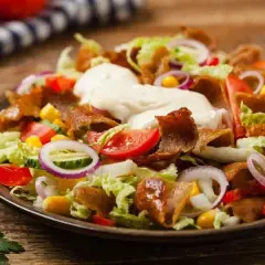 Jak zrobić sałatkę gyros warstwowa, która oczaruje Twoich gości
