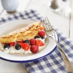 Słodki omlet z serkiem i owocami leśnymi, idealny na śniadanie. Ten przepis na omlet na słodko zachwyci każdego!