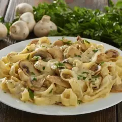 Kremowe spaghetti 4 sery: prosty przepis na pyszne danie wegetariańskie