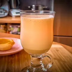 Kawa mrożona thermomix, idealna na upalne dni, podana z babeczką.