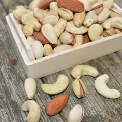 Mieszanka orzechów: migdały, pistacje i nerkowce. Zastanawiasz się nad pistacje kcal? Oto zdrowa przekąska.