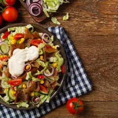 Sałatka gyros z kurczakiem, warzywami i sosem. Zastanawiasz się, ile kalorii ma sałatka gyros?