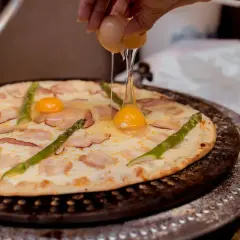 Na pizzę z boczkiem i szparagami dodawane jest jajko.