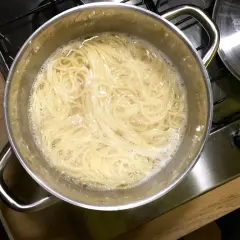 Ile kalorii ma ugotowany makaron? Zaskakujące różnice w kaloriach!