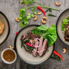 Trzy talerze z mięsem i warzywami. Czy dieta keto jest zdrowa? Zastanówmy się nad tym, jedząc te pyszności.
