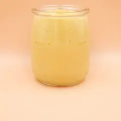 Gęsty, kremowy mango lassi w szklanym słoiku, gotowy do orzeźwiającego łyku.