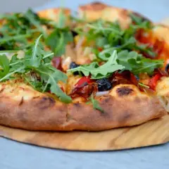 Ile gram ciasta na pizzę 30 cm? Oto idealne wagi dla każdej pizzy