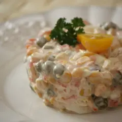 Jaki ogórek do sałatki jarzynowej, by uniknąć mdłego smaku?