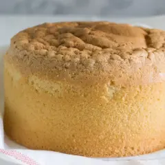 Puszysty biszkopt z 5 jaj na blachę, idealny do tortów. Wypróbuj ten prosty przepis!