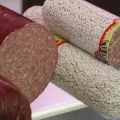 Kawałki ciemnej i jasnej salami, pokazujące z czego jest salami.