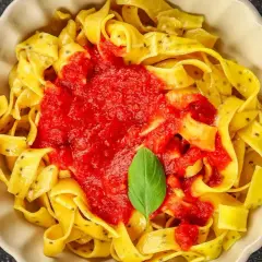 Pappardelle z sosem pomidorowym i bazylią. Różne rodzaje makaronu mogą być tak pyszne!
