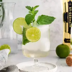 Orzeźwiający drink z limonką i miętą, idealny na lato. Poznaj przepis na Hugo drink!