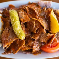 Pyszny kebab z mięsa mielonego z ryżem, jogurtem, pomidorem i ogórkiem.