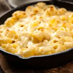 Pyszny makaron zapieczony z serem w żeliwnej patelni. Idealny przykład, jak ugotować makaron, by zachwycił smakiem.