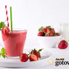 Pyszny truskawkowy smoothie z miętą. Idealne na lato, znajdź więcej takich smoothie przepisy na fajnegotowanie.pl.