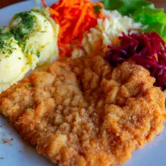 Kotlet schabowy z ziemniakami i surówkami. Sekret jak zrobić kotlety schabowe żeby były miękkie tkwi w panierce i smażeniu.