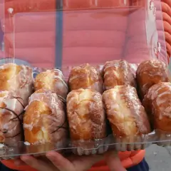 Pudełko pączków oblanych lukrem. Zastanawiasz się, ile kalorii ma pączek? Te wyglądają na pyszne!