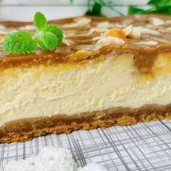 Pyszny sernik z mascarpone i budyniem, z polewą karmelową i migdałami. Idealny przepis na deser.