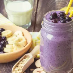 Zdrowy koktajl z bananem i jabłkiem, który doda energii każdego dnia