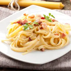 Pyszne spaghetti carbonara z boczkiem i pietruszką. Idealny przepis, jak zrobić carbonare, by zachwycić bliskich.
