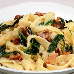 Pappardelle z boczkiem i szpinakiem w kremowym sosie z mascarpone. Pyszne danie, które zachwyci każdego smakosza.