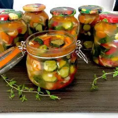 Słoiki z marynowanymi warzywami: ogórki, marchewka, papryka. Idealne jako jakie ogórki do sałatki gyros.