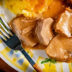 Miękkie plastry schabu w sosie, idealne, gdy zastanawiasz się, co zrobić ze schabu zamiast schabowych. Podane z purée ziemniaczanym.