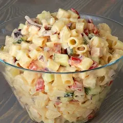 Pyszna sałatka z makaronem, ogórkiem, papryką i cebulą w kremowym sosie. Idealna sałatka z makaronem na szybko.