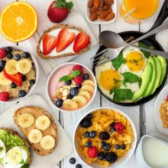 Mnóstwo inspiracji na zdrowe śniadanie: owsianka, jajka sadzone, tosty z awokado i masłem orzechowym, smoothie bowl, płatki z owocami.