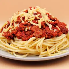 Ile kcal ma spaghetti bolognese z makaronem? Sprawdź, co jeść!