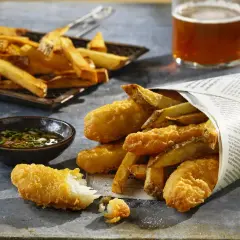 Chrupiące ryby i złociste frytki, idealne na fish and chips przepis. Podane z sosem i piwem.